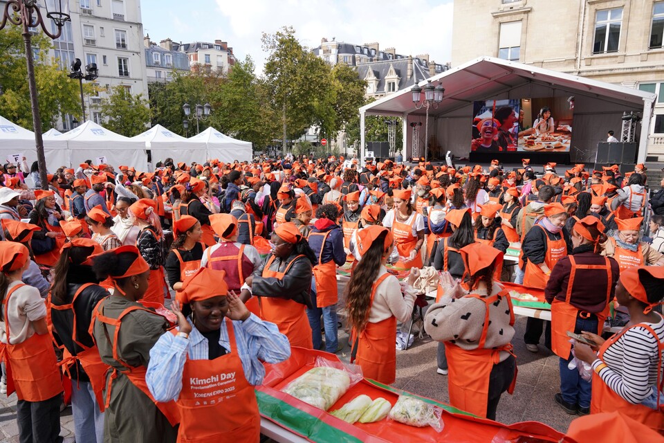©AP신문(AP뉴스)/이미지 제공 = 대상 ▲지난 4일(현지시각) 프랑스 파리15시청 대광장에서 열린 '2025 KOREAN EXPO - 김치의 날 제정 선포식'에서 파리 시민들과 관광객들이 김장 버무림 행사에 참여하고 있다.