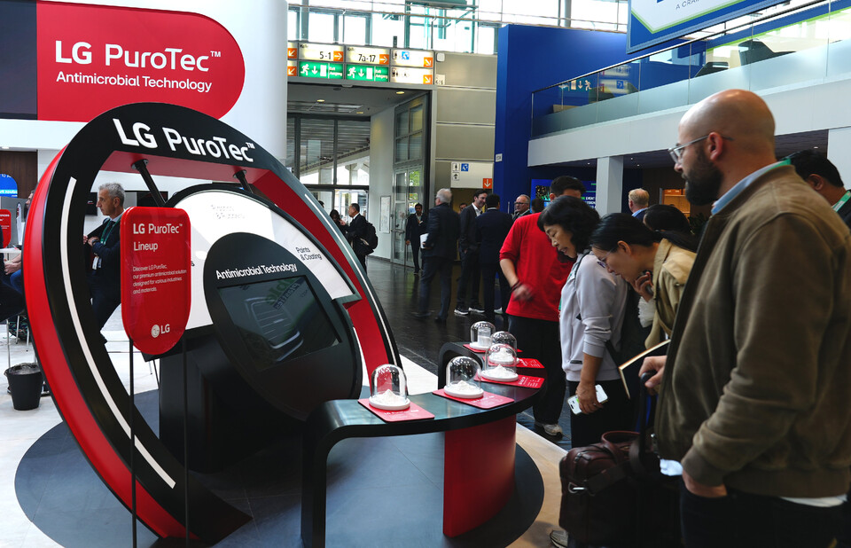©AP신문(AP뉴스)/이미지 제공 = LG전자 ▲LG전자는 8일(현지시간)부터 독일에서 열리고 있는 K 2025에 참가해 항균 기능성 소재 ‘퓨로텍(PuroTec™)’을 선보였다. LG전자는 가전·모빌리티·건축자재·의류 등 다양한 분야에 적용 가능한 퓨로텍 솔루션을 글로벌 B2B 고객에게 소개하고, 잠재 고객 발굴과 시장 공략에 속도를 낸다.
