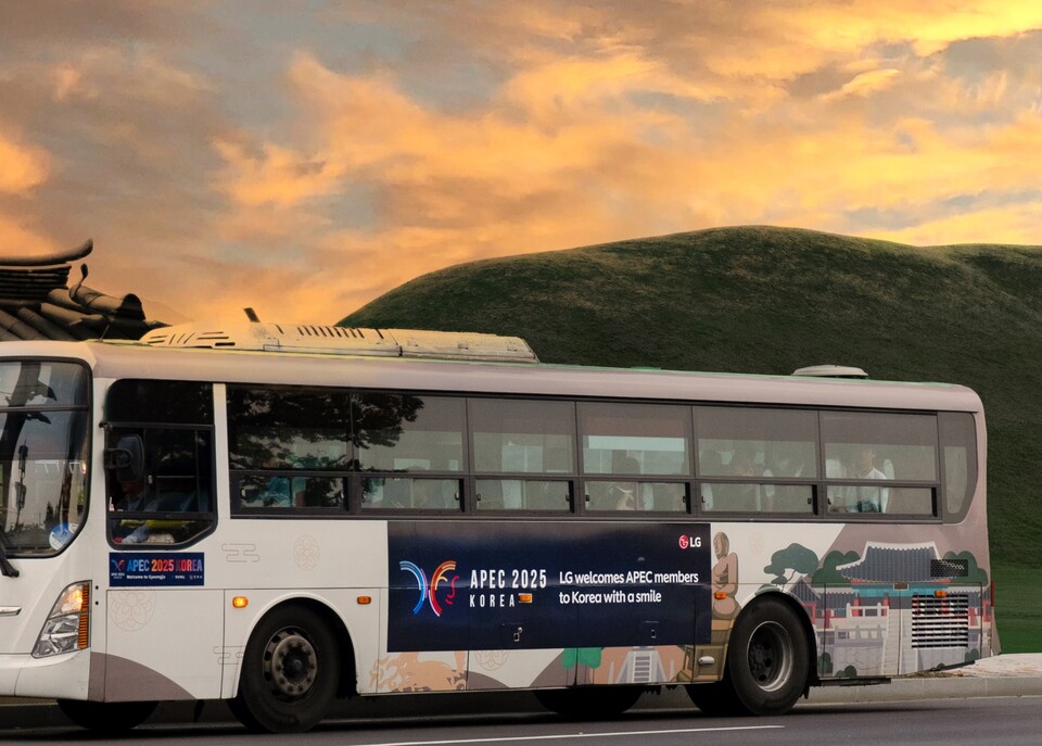 ©AP신문(AP뉴스)/이미지 제공 = ㈜LG ▲LG는 9월 30일부터 경주 시내버스 70대에 APEC을 알리는 래핑광고를 진행하고 있다.