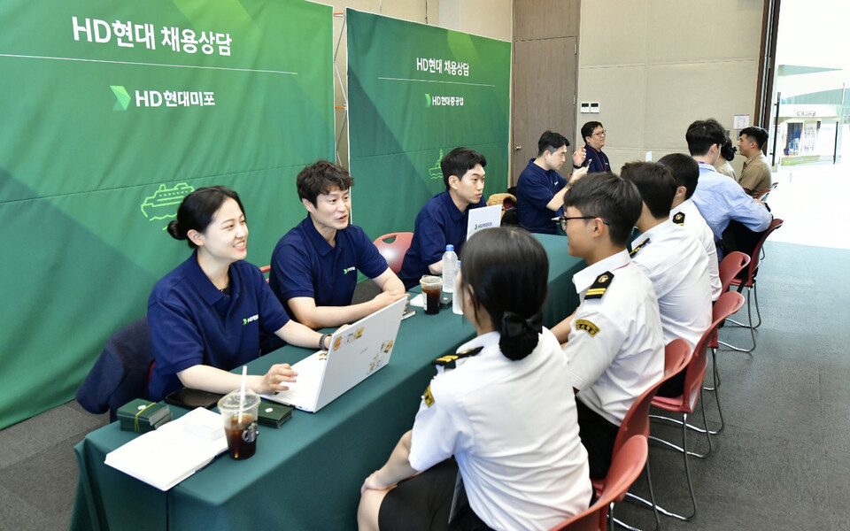 ©AP신문(AP뉴스)/이미지 제공 = HD현대 ▲올해 5월 '마덱스 2025' 현장에서 실시한 채용박람회 모습