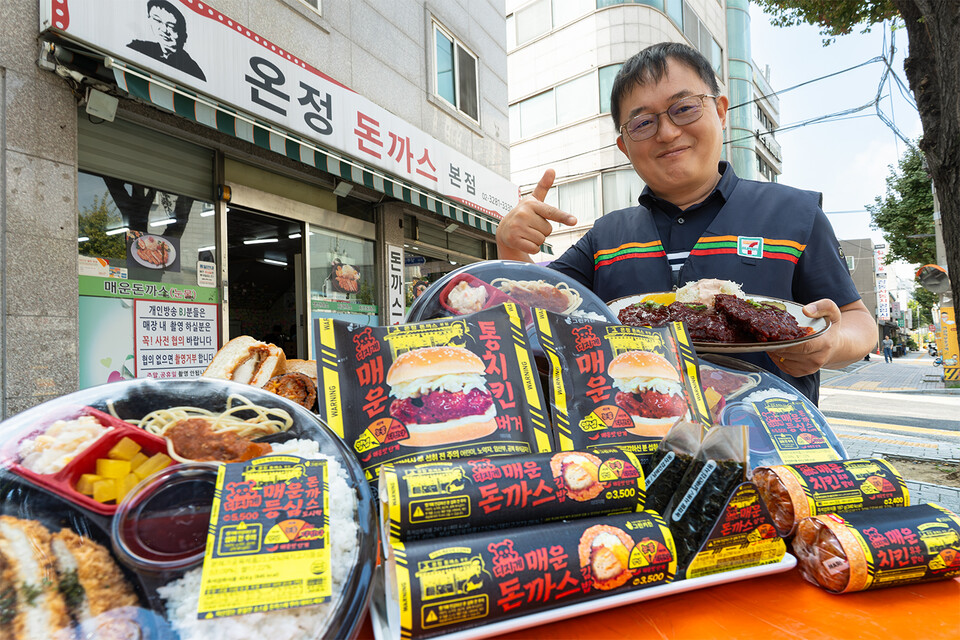 ©AP신문(AP뉴스)/이미지 제공 = 세븐일레븐 ▲세븐일레븐은 매운맛 명소로 유명한 ‘온정돈까스’와 손잡고 ‘디지게 매운’ 콘셉트의 푸드 간편식 6종(앱 전용 상품 1종 포함)을 오는 14일부터 순차적으로 선보인다.