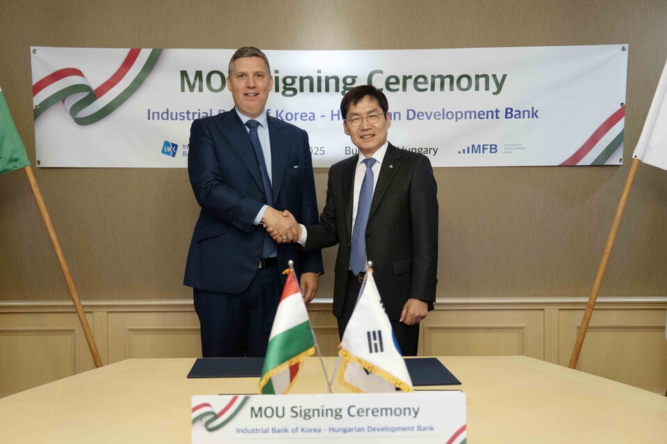 ©AP신문(AP뉴스)/이미지 제공 = IBK기업은행 ▲현지시간 지난 2일 헝가리 부다페스트 소재 헝가리 개발은행 본사에서 김형일 IBK기업은행 전무이사(오른쪽)와 졸튼 잠보키(Zoltán Zsámboki) 헝가리 개발은행 전무이사가 협약식을 마친 뒤 기념촬영을 하고 있다.