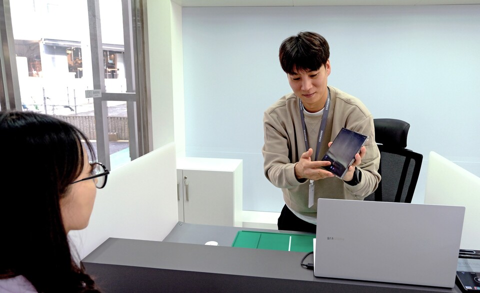 ©AP신문(AP뉴스)/이미지 제공 = 삼성전자서비스 ▲삼성스토어 상도점에서 삼성전자서비스 엔지니어가 '바로 서비스'를 제공하는 모습.