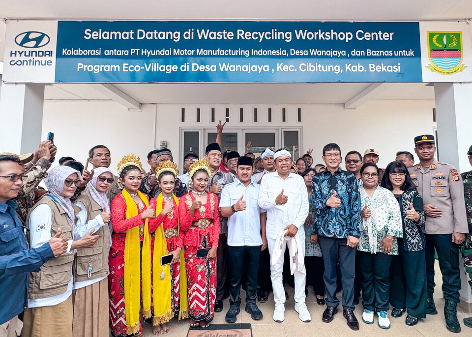 ©AP신문(AP뉴스)/이미지 제공 = 현대자동차 ▲현대차는 현지 시간으로 지난 16일 인도네시아 브카시에서 ‘지역주민 주도형 플라스틱 자원순환시설 개소식’을 진행했다. (첫째 줄 왼쪽 8번째부터) 데디 물야디 인도네시아 서자바주 주지사, 방현철 현대차 인도네시아 생산법인(HMMI) 법인장, 마틸다 앙투아네트 부이산 굿네이버스 인도네시아 대표 등 주요 관계자들이 기념 사진을 촬영하고 있다.