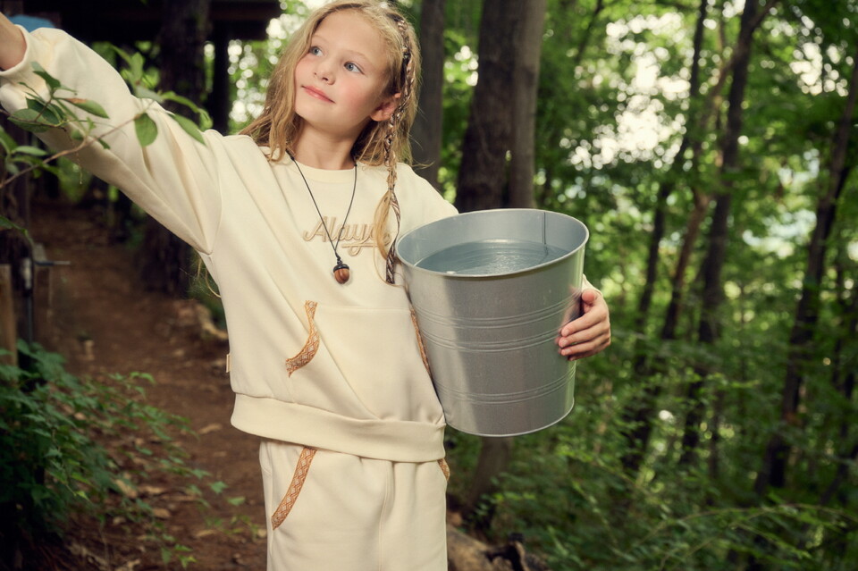 ©AP신문(AP뉴스)/이미지 제공 = 블랙야크 ▲블랙야크 키즈 히말라야 안나 기모 맨투맨&와이드팬츠 화보컷