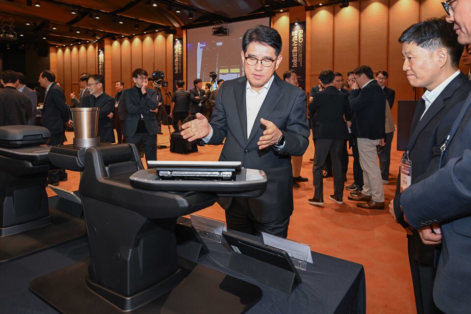 ©AP신문(AP뉴스)/이미지 제공 = 현대자동차그룹 ▲현대차·기아 R&D본부장 양희원 사장이 신기술 전시물을 살펴보고 있는 모습.