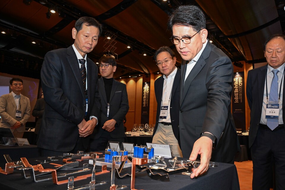©AP신문(AP뉴스)/이미지 제공 = 현대자동차그룹 ▲현대차·기아 R&D본부장 양희원 사장이 신기술 전시물을 살펴보고 있는 모습.