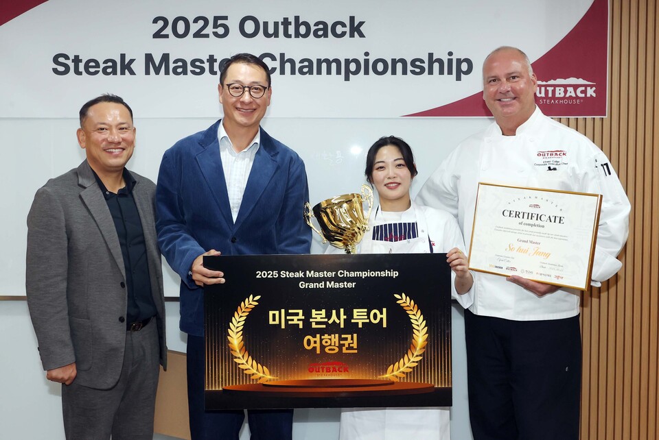 ©AP신문(AP뉴스)/ 이미지 제공 = 다이닝브랜즈그룹 ▲ 아웃백 ‘스테이크 마스터 챔피언십’에서 최종 우승 기념 사진 촬영을 하고 있다. (왼쪽부터) 이훈종 다이닝브랜즈그룹 부사장, 송호섭 대표, 장소희 셰프, 에프렘 커틀러(Efrem Cutler) 아웃백 총괄 셰프