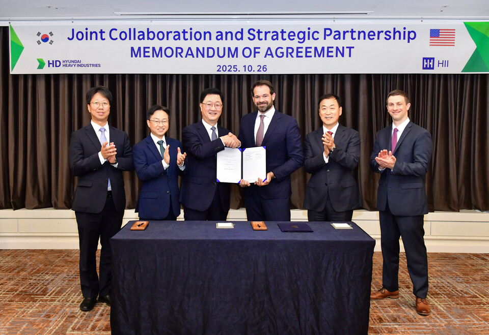 ©AP신문(AP뉴스)/이미지 제공 = HD현대 ▲HD현대와 헌팅턴 잉걸스는 26일 ‘APEC 2025’가 열릴 예정인 경북 경주의 라한셀렉트 호텔에서 HD현대중공업 특수선사업부 주원호 사장과 헌팅턴 잉걸스 에릭 츄닝 전략 개발 총괄 부사장(사진 왼쪽에서 세 번째와 네 번째)이 참석한 가운데 ‘상선 및 군함 건조 협력에 관한 합의 각서(MOA)’를 체결했다.