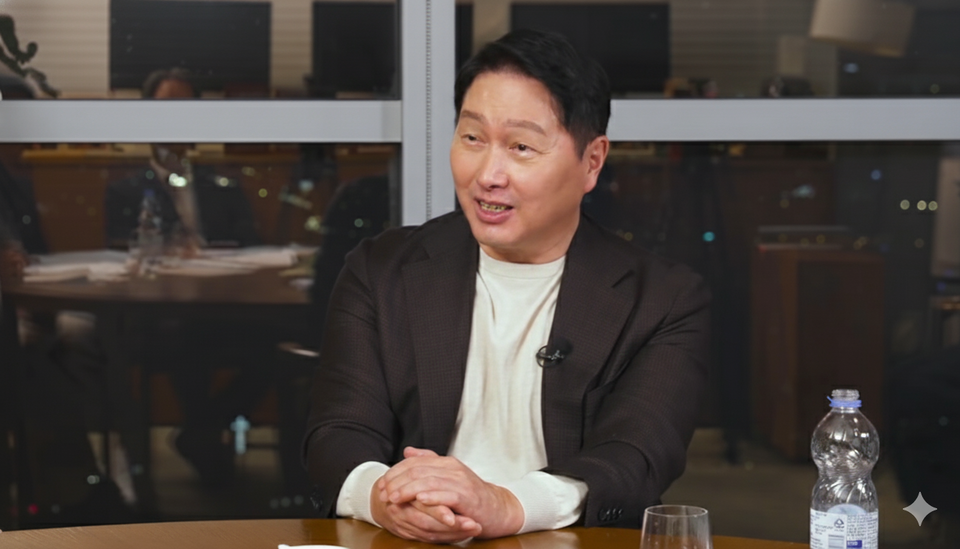 ©AP신문(AP뉴스)/이미지 제공 = SK그룹 ▲최태원 SK그룹 회장 겸 대한상공회의소 회장이 26일 유튜브 삼프로TV, 언더스탠딩, 압권 3개 채널 연합 인터뷰를 통해 한국 경제의 저성장 해법을 설명하고 있다.