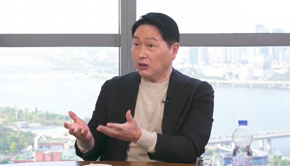 ©AP신문(AP뉴스)/이미지 제공 = SK그룹 ▲최태원 SK그룹 회장 겸 대한상공회의소 회장이 26일 유튜브 삼프로TV, 언더스탠딩, 압권 3개 채널 연합 인터뷰를 통해 한국 경제의 저성장 해법을 설명하고 있다.