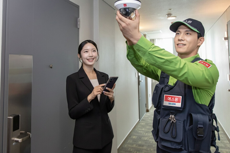 ©AP신문(AP뉴스)/이미지 제공 = 에스원 ▲에스원 직원이 호텔 담당자에게 호텔 복도에 설치된 CCTV를 안내하고 있다.