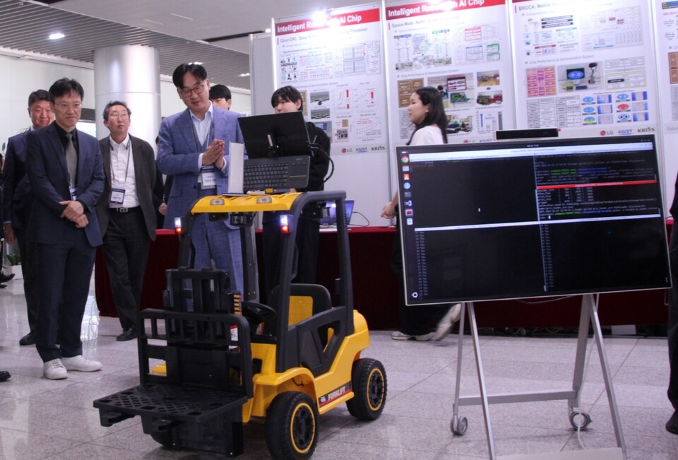 ©AP신문(AP뉴스)/이미지 제공 = LG전자 ▲24일 진행한 'Future 2030 서밋'에서 LG전자의 P5G 통신 기술을 활용해 스마트팩토리에서 활용하는 무인 지게차 로봇 제어 시연을 진행하고 있다.