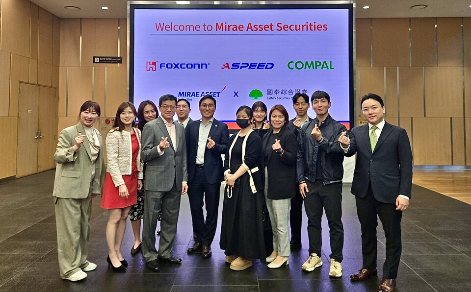 ⓒAP신문(AP뉴스)/ 이미지 제공 = 미래에셋증권 ▲지난 22일 서울 미래에셋센터원에서 ‘대만 Core 3 코퍼레이트 데이 2025(Taiwan Core 3 Corporate Day 2025)’가 성공적으로 개최된 가운데, 참석자들이 기념사진을 촬영하고 있다.