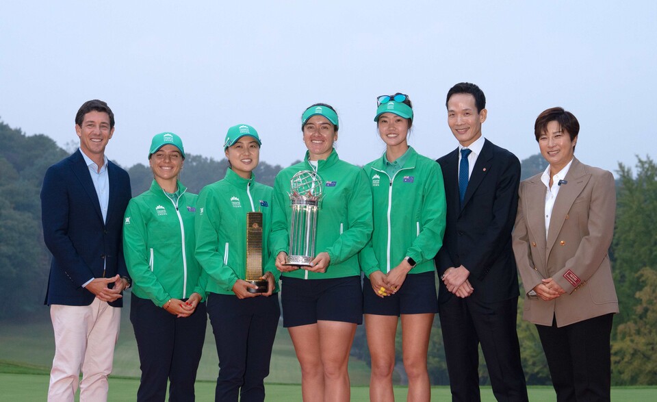 ©AP신문(AP뉴스)/이미지 제공 = 한화생명 ▲지난 26일 고양 뉴코리아CC에서 열린 ‘2025 한화 LIFEPLUS 인터내셔널 크라운’ 시상식에서 김동원 한화생명 사장(오른쪽 두 번째)이 우승을 차지한 호주팀과 함께 기념촬영을 하고 있다.
