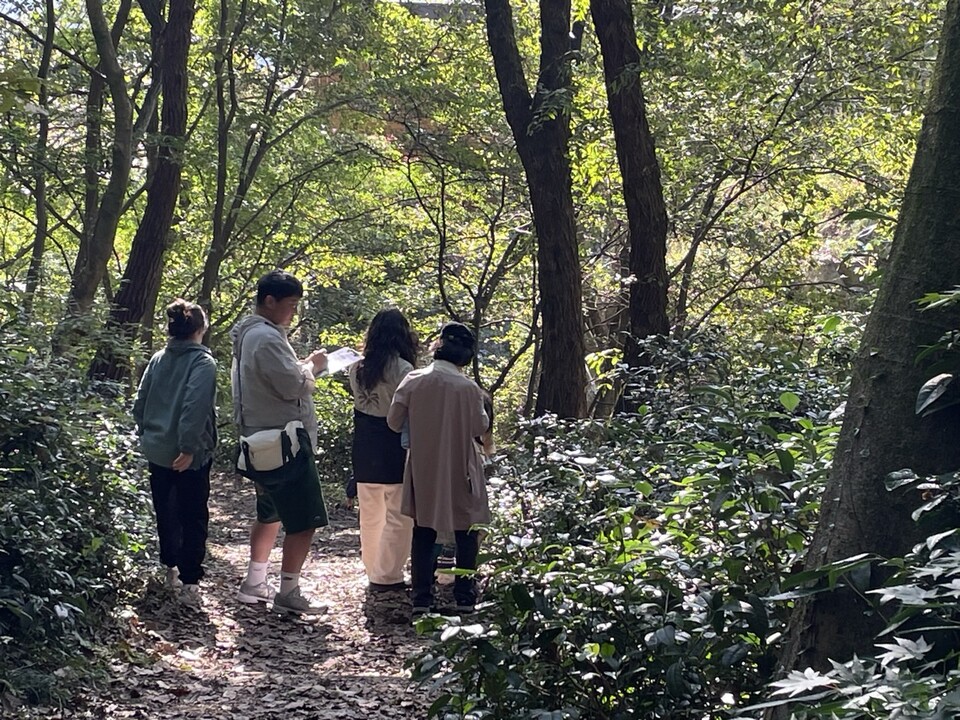 ©AP신문(AP뉴스)/이미지 제공 = 교보생명 ▲지난 25일 전남 나주시 국립나주숲체원에서 열린 ‘2025 나눔숲캠프’에 참가한 보호기관 공무원 가족이 숲체험 활동을 하고 있다.