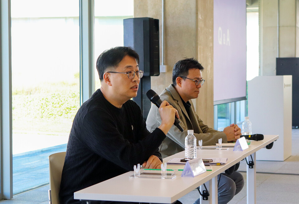 ⓒAP신문(AP뉴스)/이미지 제공 = 네이버클라우드 ▲네이버클라우드 노상민 데이터센터 통합센터장(왼쪽)과 이상준 CIO가 27일 '각 세종'에서 열린 테크밋업에 참석해 Q&A를 진행하고 있다.