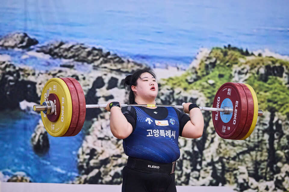 ©AP신문(AP뉴스)/이미지 제공 = SK텔레콤 ▲SKT가 후원하는 박혜정 선수가 바벨을 들어올리고 있다. 박 선수는 제106회 전국체육대회에서 역도 3관왕에 올랐다.