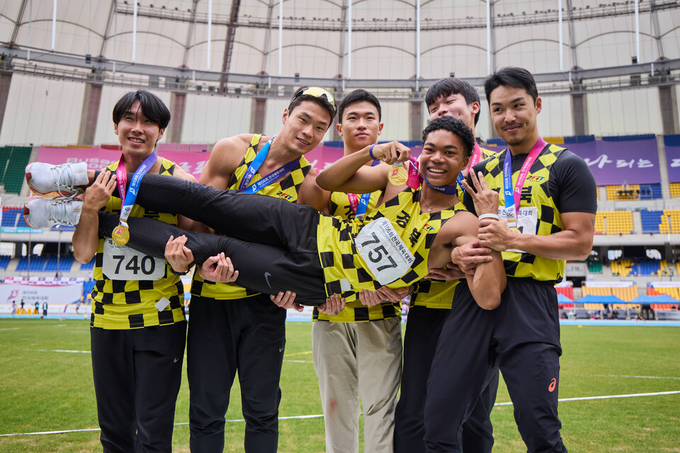 ©AP신문(AP뉴스)/이미지 제공 = SK텔레콤 ▲SKT가 후원하는 나마디 조엘진 선수가 400m 계주 우승 후 팀원들과 기뻐하고 있다.