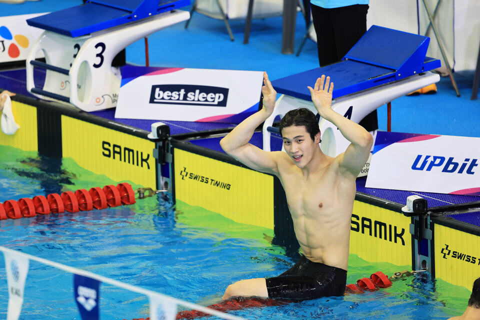 ©AP신문(AP뉴스)/이미지 제공 = SK텔레콤 ▲SKT가 후원하는 노민규 선수가 제106회 전국체육대회에서 수영 5관왕을 차지한 후 환호하고 있다.