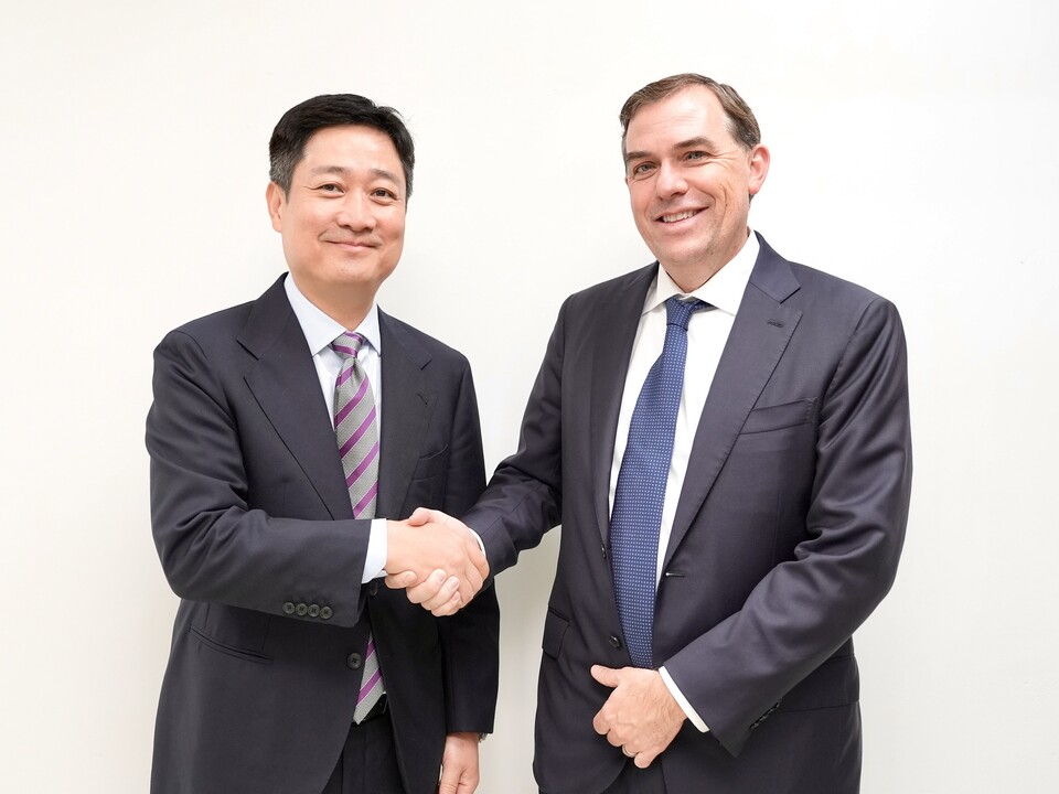 ⓒAP신문(AP뉴스)/ 이미지 제공 = LG유플러스 ▲홍범식 LG유플러스 대표(왼쪽)가 아마존웹서비스(Amazon Web Services, 이하 AWS)의 맷 가먼(Matt Garman) CEO와 지난 29일 경주에서 열린 ‘2025 APEC CEO 서밋’ 현장에서 양사 협력 방안을 논의했다. 