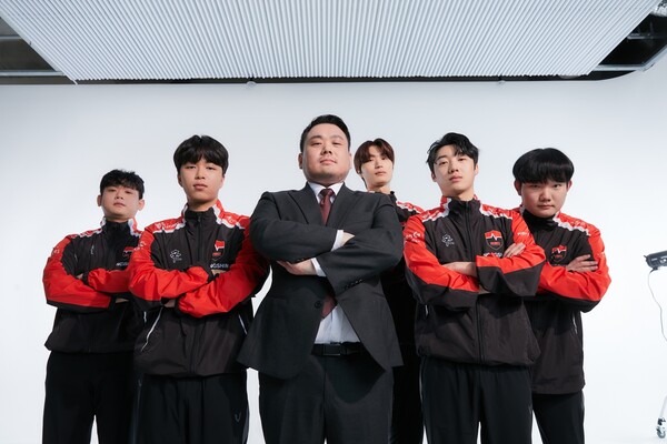 ⓒAP신문(AP뉴스)/ 이미지 제공 = 농심 레드포스 ▲(왼쪽부터)'비니' 권순빈 선수, '독시' 박건훈 선수, 윤상훈 감독, '엑지' 김준하 선수, 전민재 코치, '티지' 김동현 선수