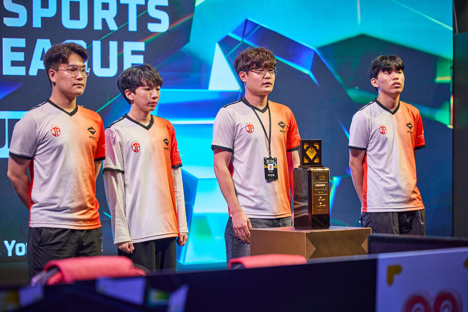 ©AP신문(AP뉴스)/이미지 제공 = 한국e스포츠협회 ▲제천 팔랑크스 펍지 모바일 팀. (왼쪽부터) '스포르타' 김성현, '식스타' 김찬영, '헐리우드' 이강희, '크레이지' 임서준 선수.