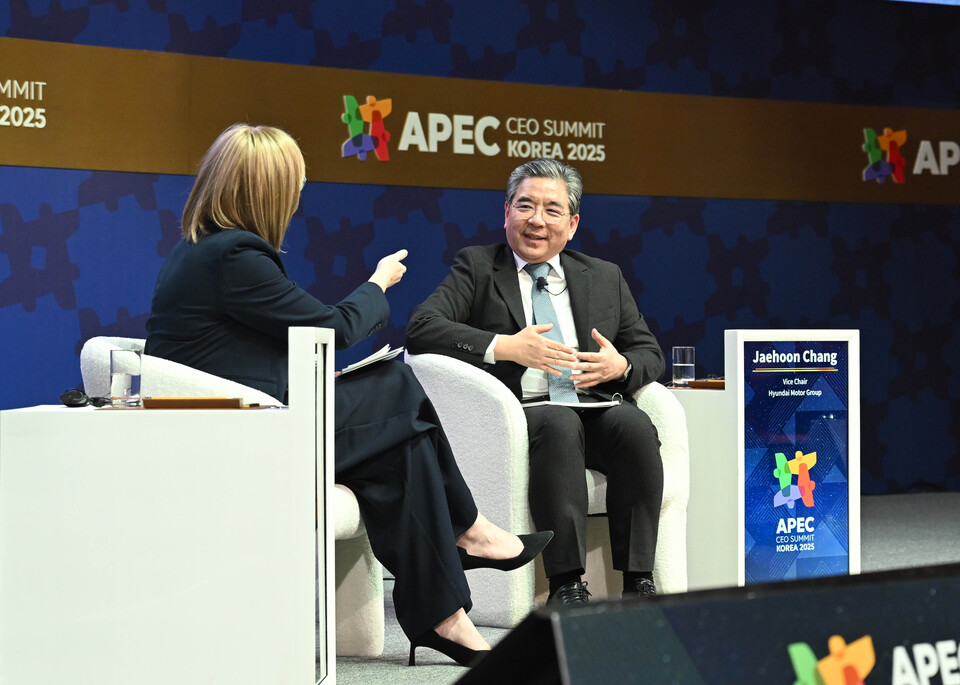 ©AP신문(AP뉴스)/이미지 제공 = 현대자동차그룹 ▲장재훈 현대차그룹 부회장이 30일 경주 예술의전당에서 열린 ‘APEC CEO 서밋 2025’에 참석해 이바나 제멜코바 수소위원회 CEO와 대담을 진행하고 있다.