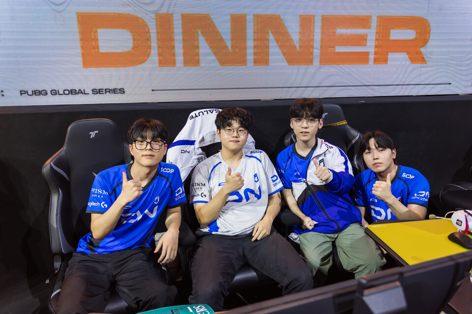 ©AP신문(AP뉴스)/이미지 제공 = 크래프톤 ▲DN 프릭스 선수들이 1일 말레이시아 세렘반의 카리스마 아레나에서 열린 'PGS 10' 파이널 스테이지 데이 2 매치 12에서 치킨 획득 기념촬영을 하고 있다. (사진 왼쪽부터) '디엘' 김진현, '살루트' 우제현, '규민' 심규민, '헤븐' 김태성 선수.