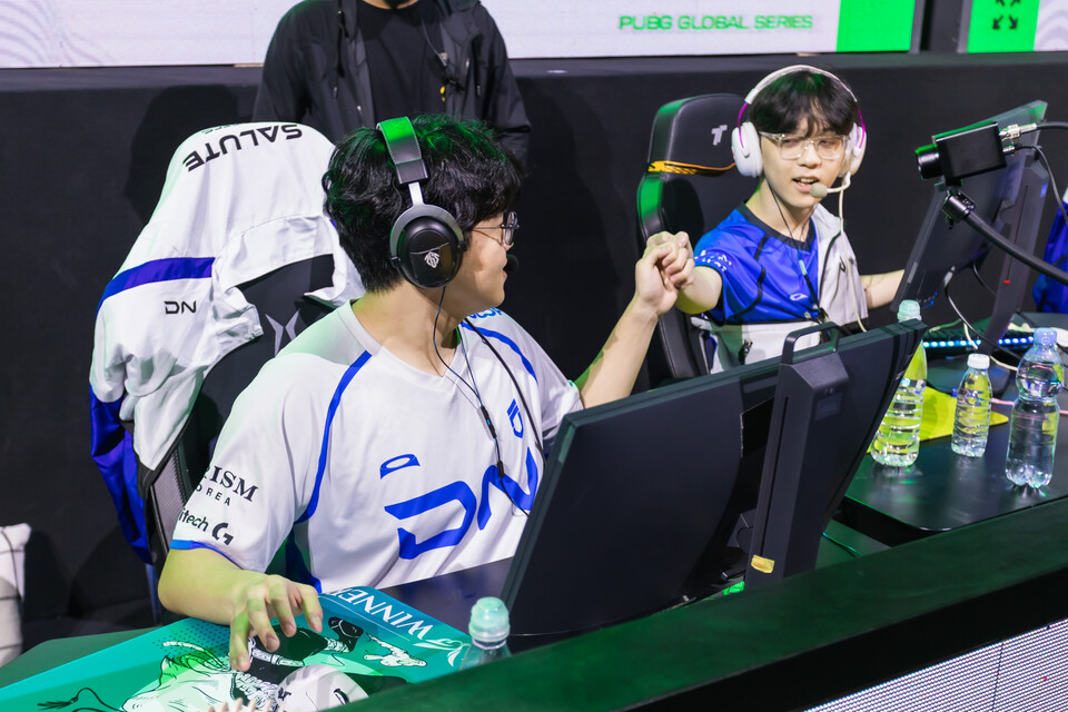 ©AP신문(AP뉴스)/이미지 제공 = 크래프톤 ▲DN 프릭스 '살루트' 우제현 선수(왼쪽)와 '규민' 심규민 선수가 1일 말레이시아 세렘반의 카리스마 아레나에서 열린 'PGS 10' 파이널 스테이지 데이 2 매치 12에서 치킨을 따낸 뒤, 주먹을 맞대며 승리를 자축하고 있다.