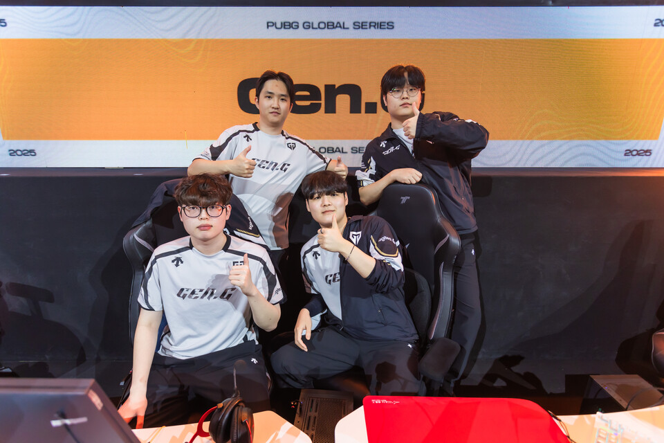 ©AP신문(AP뉴스)/이미지 제공 = 크래프톤 ▲젠지가 지난 10월 28일 말레이시아 세렘반의 카리스마 아레나에서 열린 'PGS 10' 그룹 스테이지 데이 2 매치 6에서 치킨 획득 기념촬영을 하고 있다. 사진 왼쪽부터 시계방향으로 '오르카' 이장원, '플레임' 문지훈, '토시'성윤모, '빈' 오원빈 선수. 