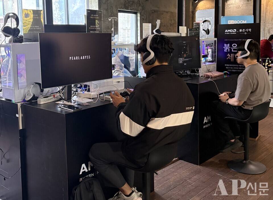 ⓒAP신문(AP뉴스)/ 박수연 기자 =▲지난 31일 홍대에서 열린 '붉은사막' 팝업스토어 시연존에서 방문객들이 게임을 시연하고 있다.