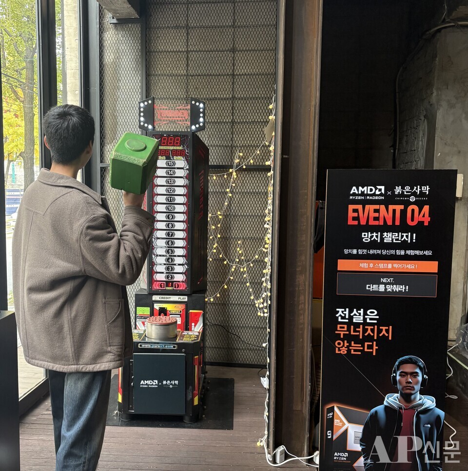 ⓒAP신문(AP뉴스)/ 이미지 제공 = 펄어비스 ▲지난 31일 홍대에서 열린 ‘븕은사막’ 팝업스토어에서 방문객들이 현장 이벤트를 참여하고 있다.