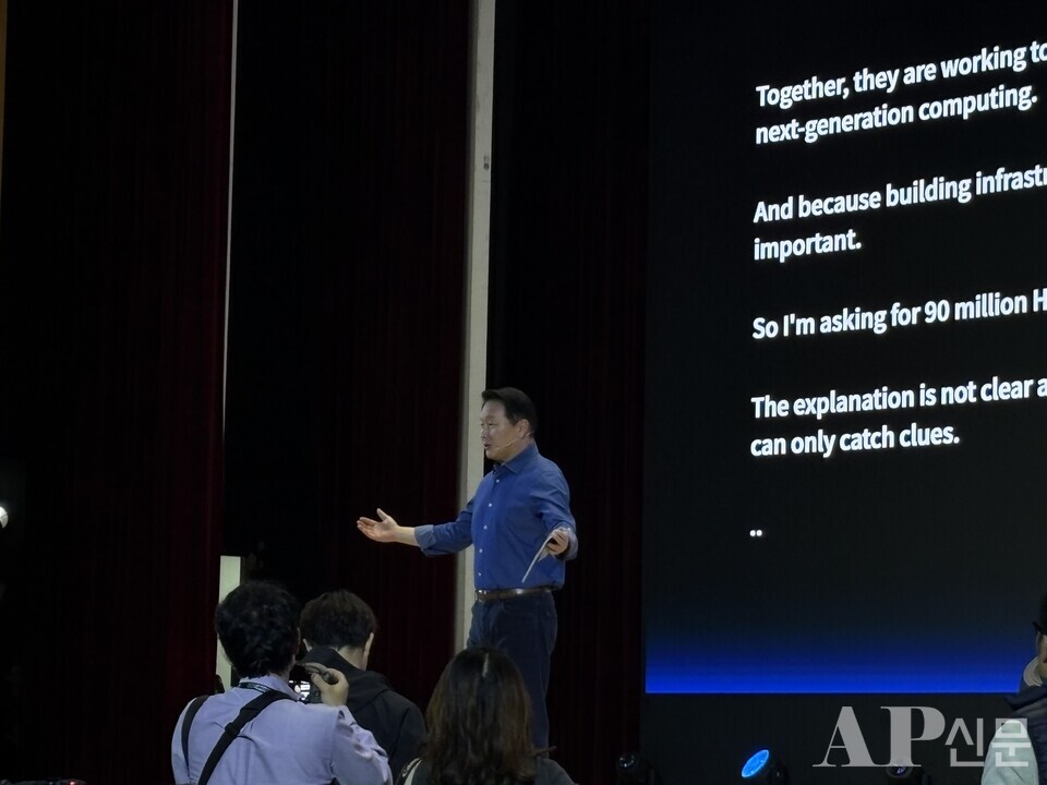 ©AP신문(AP뉴스) 박수연 기자 ▲최태원 SK그룹 회장이 3일 서울 강남구 코엑스에서 열린 ‘SK AI Summit(서밋) 2025’에서 ‘AI Now & Next’를 주제로 기조연설을 하고 있다.