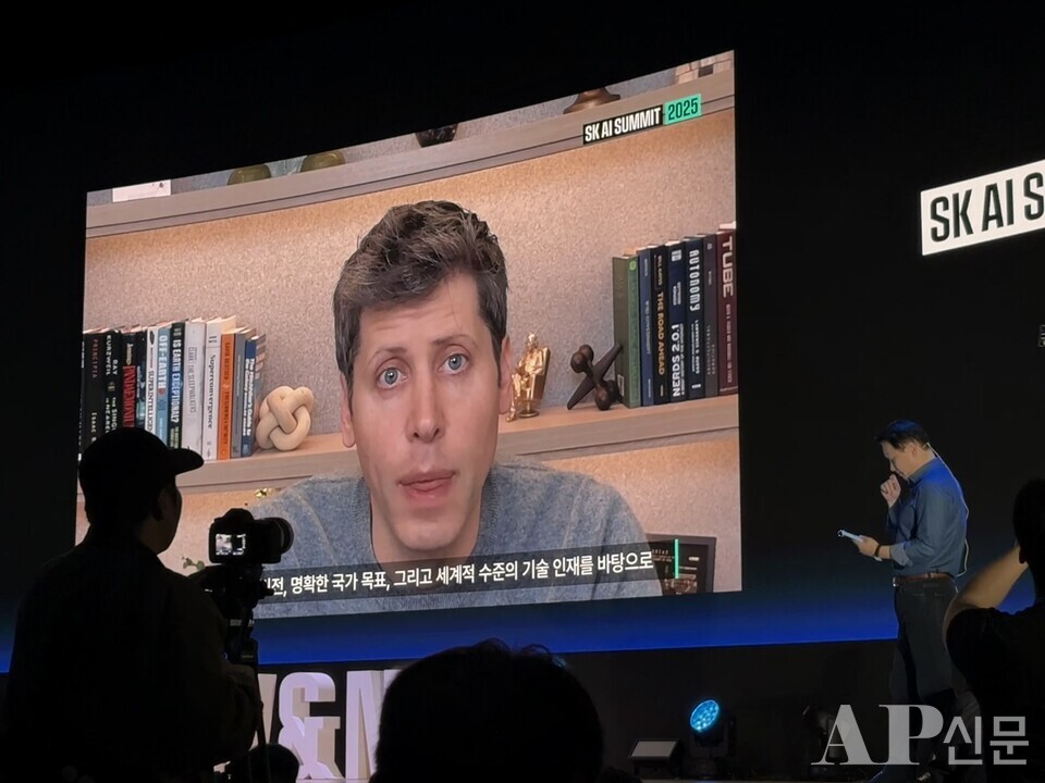 ©AP신문(AP뉴스) 박수연 기자 ▲최태원 SK그룹 회장이 3일 서울 강남구 코엑스에서 열린 ‘SK AI Summit(서밋) 2025’에서 ‘AI Now & Next’를 주제로 기조연설을 하고 있다. 최 회장의 기조 연설 중 OpenAI 샘 올트먼(Sam Altman) CEO가 보내온 영상 메시지가 상영되고 있다.