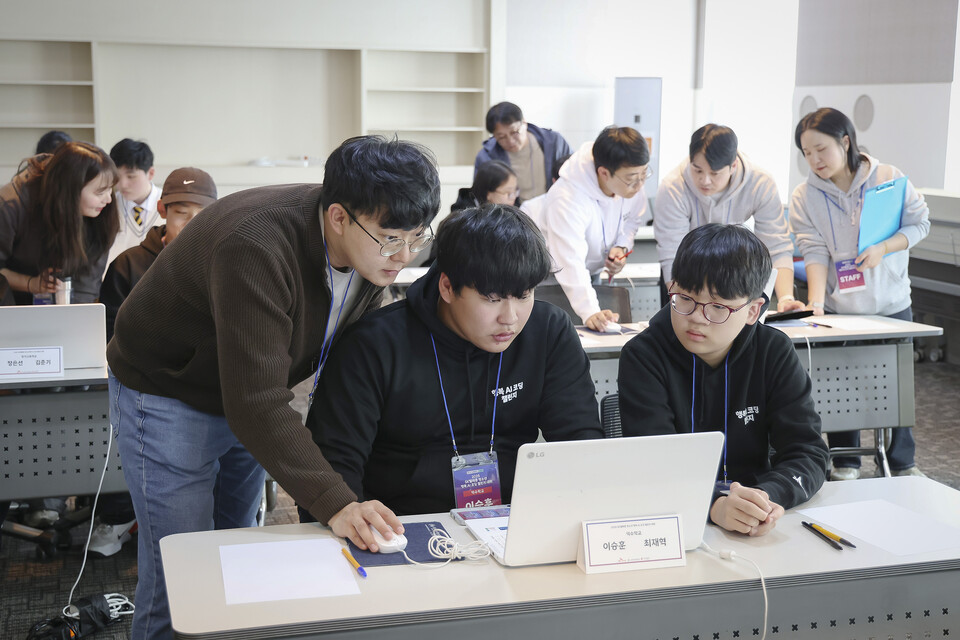 ©AP신문(AP뉴스)/이미지 제공 = SK텔레콤 ▲행복AI코딩챌린지의 비전챌린지에 참가한 청소년들이 경기 시작 전 인솔교사와 최종 준비사항을 확인하고 있는 모습.