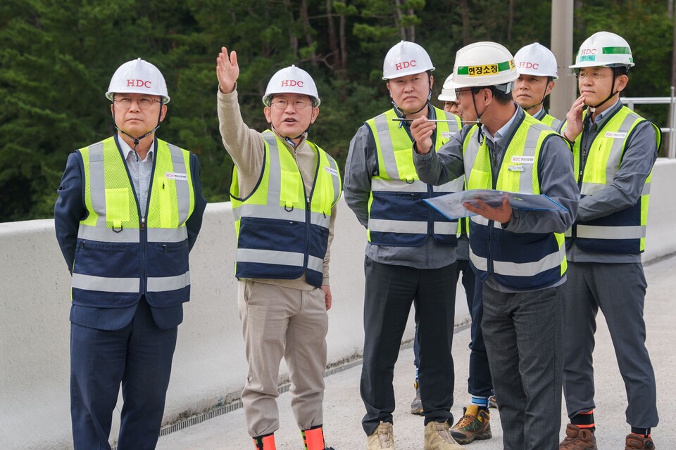 ©AP신문(AP뉴스)/이미지 제공 = HDC현대산업개발 ▲HDC현대산업개발은 강풍과 급격한 기온 변화와 같이 변수가 많은 가을철 발생할 수 있는 안전사고를 예방하기 위해 지난 10월 31일 동해선 포항-영덕 고속도로 4, 5공구에 대한 현장 안전 점검을 진행했다. (사진 왼쪽부터 조태제 HDC현대산업개발 대표이사(CSO), 정경구 HDC현대산업개발 대표이사(CEO), 김영한 HDC현대산업개발 인프라본부장)