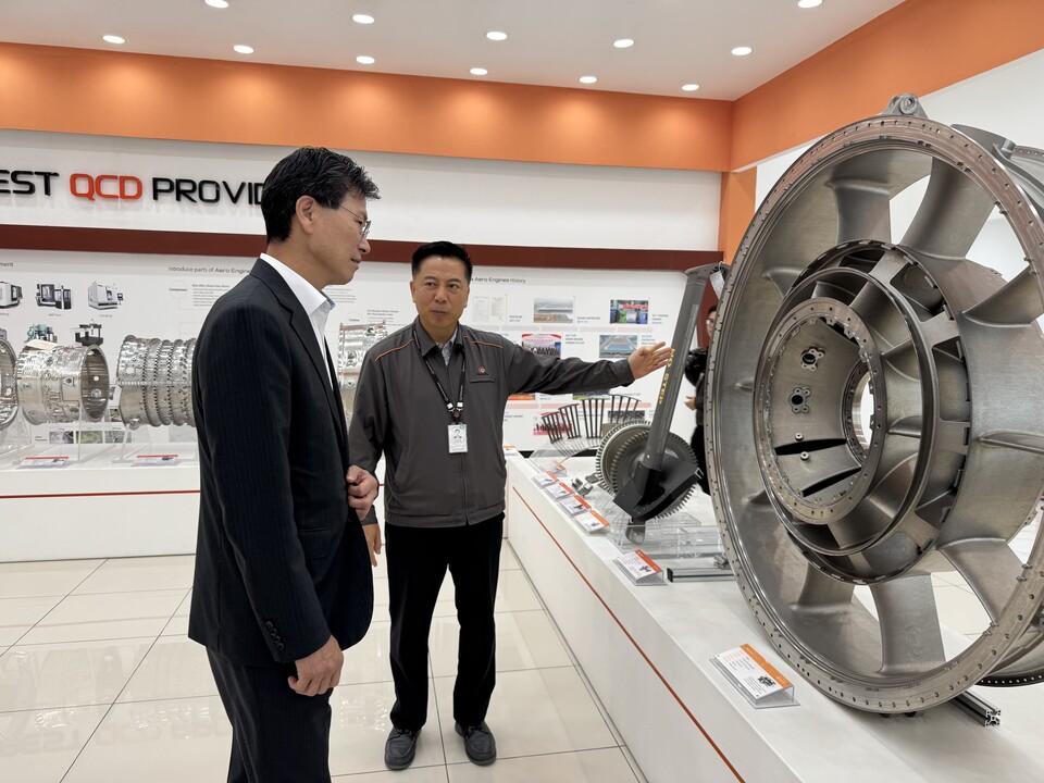 ©AP신문(AP뉴스)/이미지 제공 = NH농협은행 ▲NH농협은행 강태영 은행장(왼쪽)이 지난 10월 30일 베트남 하노이 인근에 위치한 한화에어로엔진 공장을 방문해 부품에 대한 설명을 듣고 있다.
