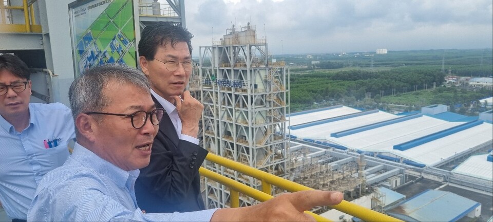 ©AP신문(AP뉴스)/이미지 제공 = NH농협은행 ▲NH농협은행 강태영 은행장(오른쪽)이 지난 3일 호치민 동나이성에 있는 효성 베트남법인을 방문해 공장 시설에 대한 설명을 듣고 있다.