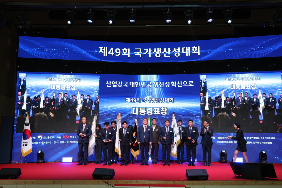 ©AP신문(AP뉴스)/이미지 제공 = DB손해보험 ▲지난 4일 일산 킨텍스에서 열린 ‘제49회 국가생산성대상’에서 정종표 DB손해보험 사장(가운데)이 대통령표창을 수상한 뒤 기념촬영을 하고 있다.