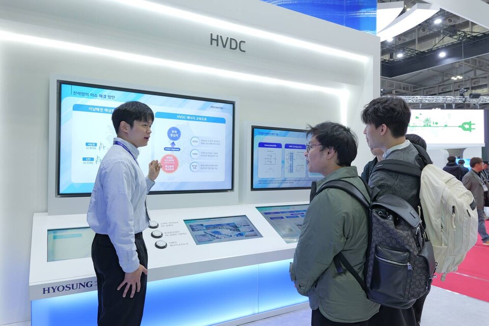 ©AP신문(AP뉴스)/이미지 제공 = 효성그룹 ▲효성중공업은 5일 광주 김대중컨벤션센터에서 열린 글로벌 전력·에너지 융복합 엑스포 'BIXPO 2025'에 참가했다. 효성중공업 직원이 고객들에게 HVDC 기술을 소개하고 있다.
