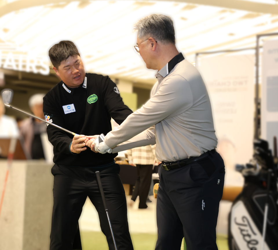 ©AP신문(AP뉴스)/이미지 제공 = 우리금융지주 ▲PGA 프로골퍼 임성재(왼쪽)가 우리투자증권 고객에게 레슨을 진행하고 있다.