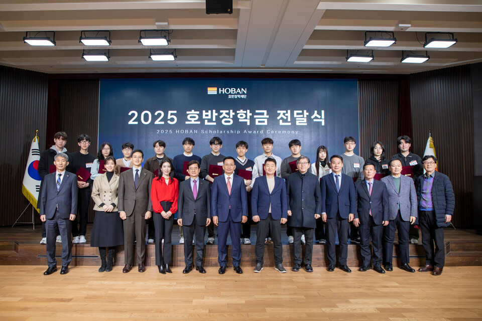 ©AP신문(AP뉴스)/이미지 제공 = 호반그룹 ▲호반장학재단이 지난 2월 개최된 ‘2025년 호반장학금 전달식’에서 장학생에게 장학금을 수여했다. (앞줄 오른쪽 일곱번째부터 시계방향으로 김상열 호반장학재단 이사장, 김선규 호반그룹 회장, 김윤혜 호반프라퍼티 경영총괄사장, 김대헌 호반그룹 기획총괄사장)