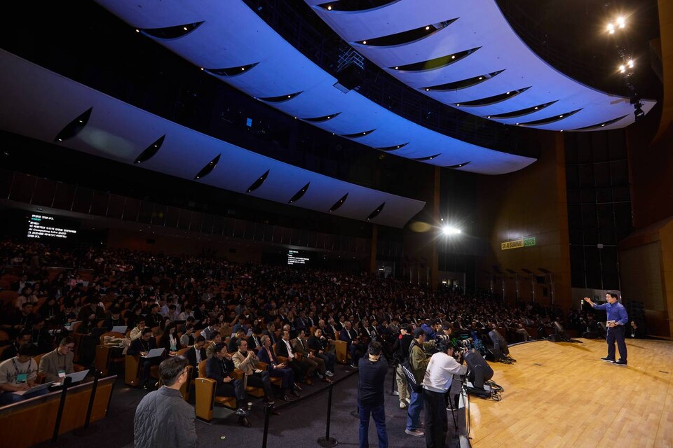 ©AP신문(AP뉴스)/이미지 제공 = SK그룹 ▲3일 서울 강남구 코엑스에서 열린 ‘SK AI Summit(서밋) 2025’에서 청중들이 최태원 회장의 ‘AI Now & Next’를 주제로한 기조연설을 듣고 있다.