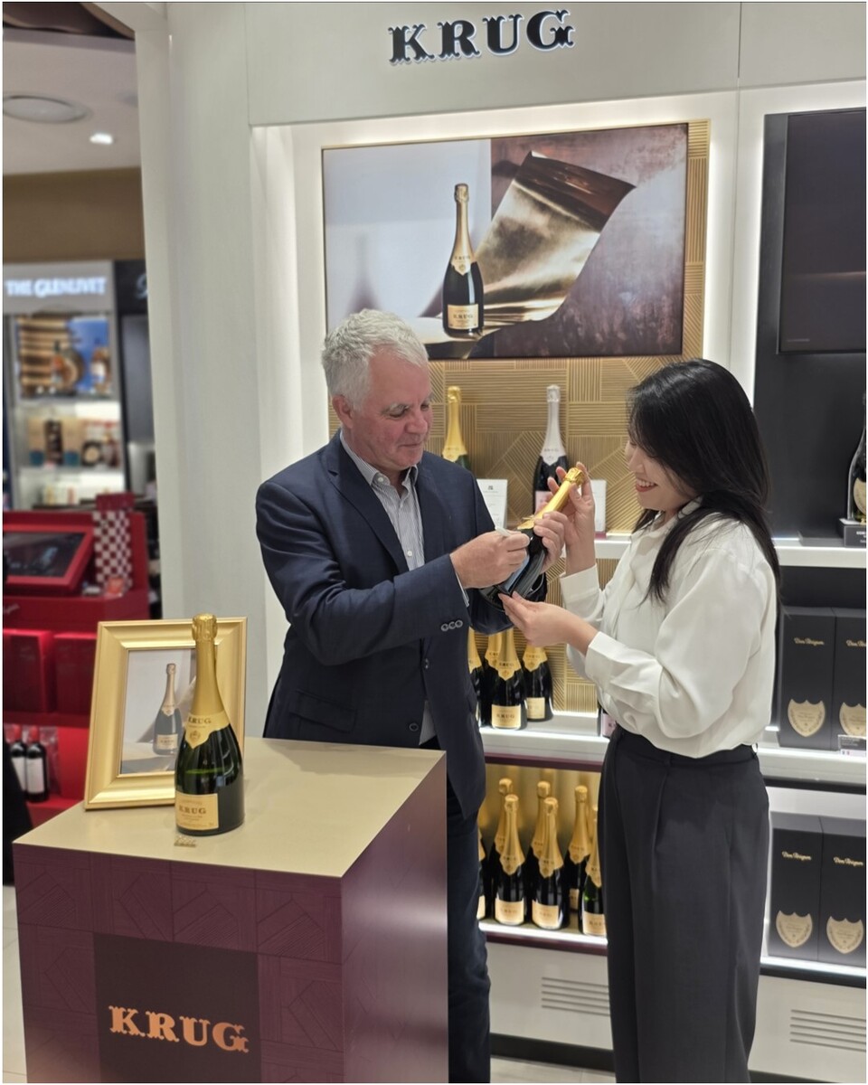 ©AP신문(AP뉴스)/이미지 제공 = 호텔신라 ▲지난 5일 신라면세점 인천공항점 샴페인 특화 매장에서 올리비에 크룩이 사인 행사를 진행하고 있다.