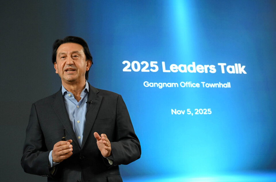 ©AP신문(AP뉴스)/이미지 제공 = 현대자동차 ▲호세 무뇨스 현대차 사장이 지난 5일 현대차 강남대로 사옥에서 열린 타운홀 미팅 ‘2025 리더스 토크'에 참석해 임직원들에게 메시지를 전달하고 있다.