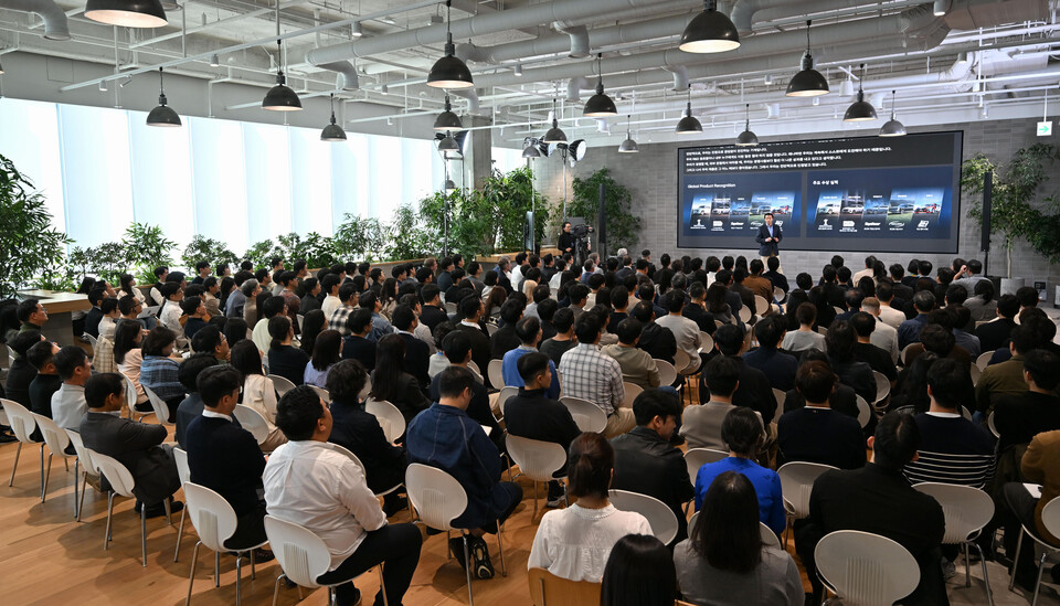 ©AP신문(AP뉴스)/이미지 제공 = 현대자동차 ▲호세 무뇨스 현대차 사장이 지난 5일 현대차 강남대로 사옥에서 열린 타운홀 미팅 ‘2025 리더스 토크'에 참석해 임직원들에게 메시지를 전달하고 있다.