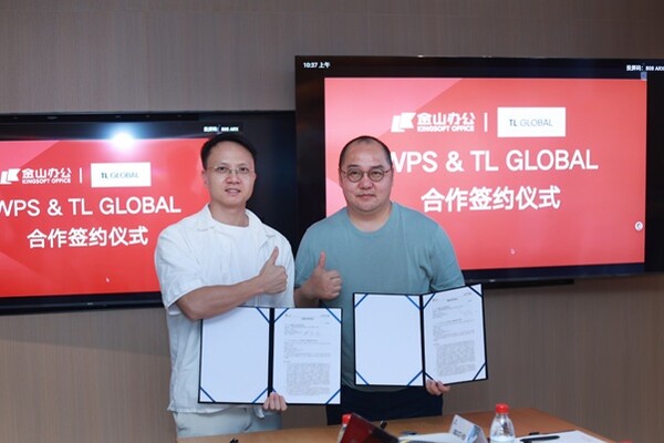 사진제공 = TL글로벌 WPS의 한국 파트너 공식 선정 WPS 부대표(좌)와 TL글로벌 레이먼드 대표(우)