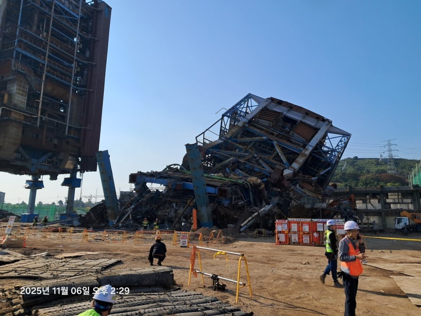 ©AP신문(AP뉴스)/이미지 제공 = 울산소방본부 ▲6일 오후 울산 남구 용잠로 울산화력발전소 내 구조물이 붕괴돼 있다. 이 사고로 근로자 7명이 매몰된 것으로 추정된다.
