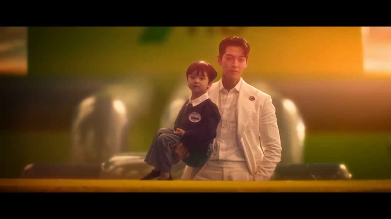 [AP신문 광고평론 No.1417]  ​​​​​​​김우빈이 아이에게 HD현대중공업 조선업 현장을 보여주고있다. 사진 HD현대중공업 유튜브 캡처ⓒAP신문(AP뉴스)